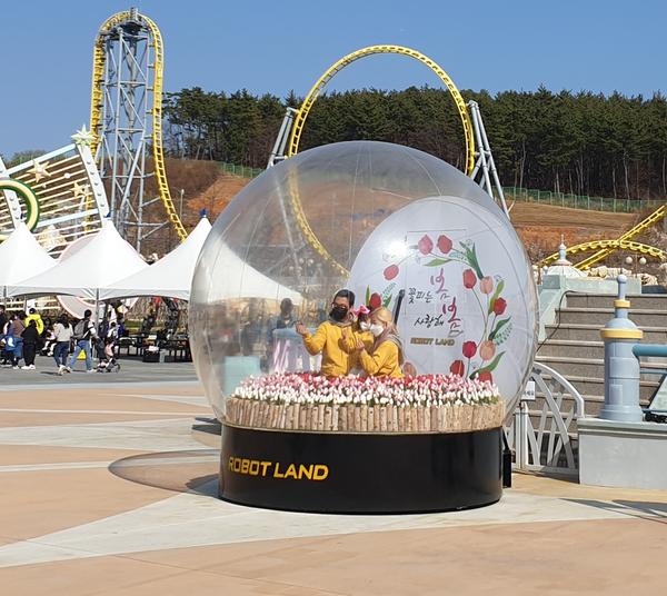마산로봇랜드, 즐겁고 가성비 좋은 5월을 준비했다(플라워 볼 포토존).마산로봇랜드, 즐겁고 가성비 좋은 5월을 준비했다(플라워 볼 포토존).jpg