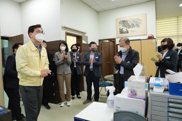 안경원 창원특례시 제1부시장, 코로나 생활지원비 현장 점검 안경원 창원특례시 제1부시장, 코로나 생활지원비 현장 점검 (인사조직과) (1).jpg