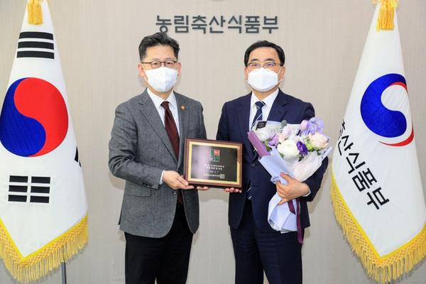 &lsquo;창원 단감농업&rsquo; 정부로부터 국가중요농업유산 지정패 전수 