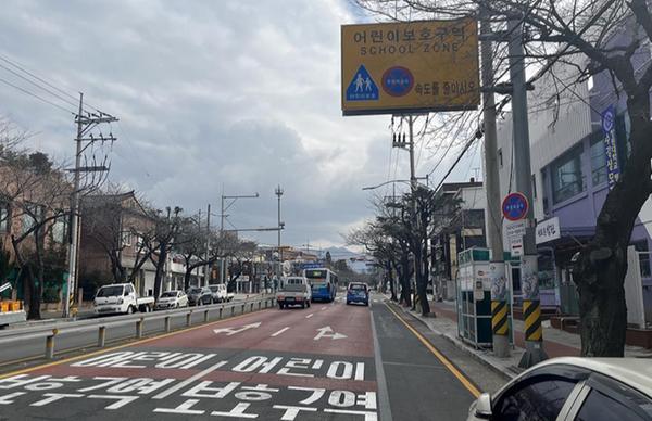 창원시, 어린이보호구역 내 시간별 주정차 허용구역지정 확대추진한다(남산초등학교 설치사진)창원시, 어린이보호구역 내 시간별 주정차 허용구역지정 확대추진한다(남산초등학교 설치사진).jpg