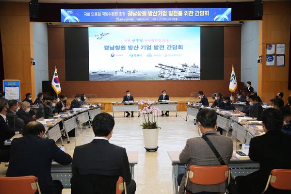 민홍철 국회 국방위원장과 허성무 창원시장, 방위산업 발전 손 맞잡다민홍철 국회 국방위원장과 허성무 창원시장, 방위산업 발전 손 맞잡다 (전략산업과) (4).jpg