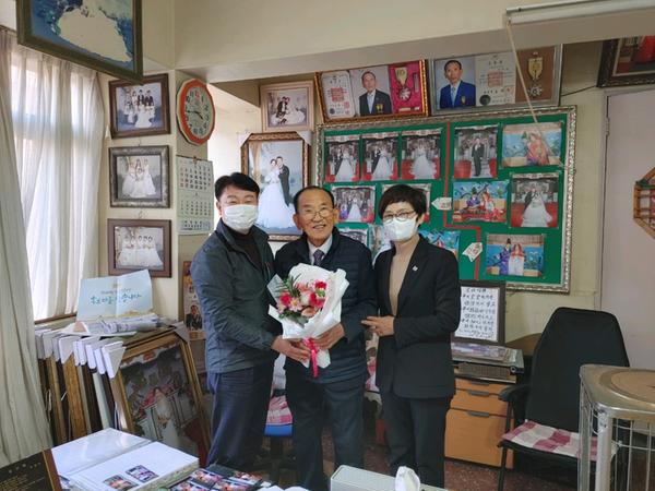 창원시, 신신예식장 백낙삼 대표에 감사의 마음 전해창원시, 신신예식장 백낙삼 대표에 감사의 마음 전해.jpg