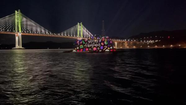 창원시 &ldquo;삼귀해안로 개구리섬에 크리스마스 분위기 물씬&rdquo; 