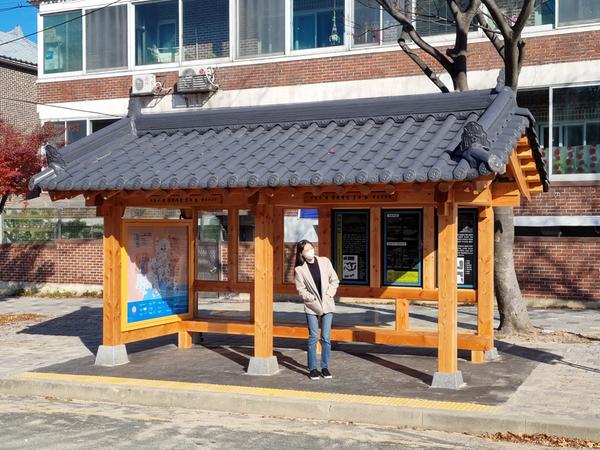 창원시, 창원의집 버스 승강장에 한옥 입혀 이색 볼거리 제공창원시, 창원의집 버스 승강장에 한옥 입혀 이색 볼거리 제공.jpg