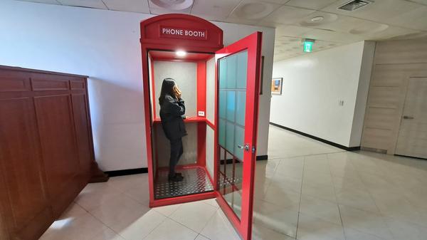 창원시, 경남 최초 市 청사 내&lsquo;스마트폰 전화부스&rsquo;설치 창원시, 경남 최초 市 청사 내‘스마트폰 전화부스’설치 (1).jpg