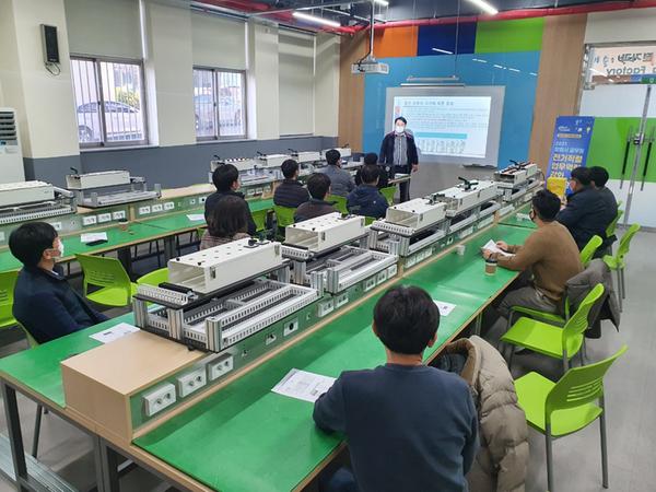 창원시-한국폴리텍대학 전기분야 필수인력 양성 교육 창원시-한국폴리텍대학 전기분야 필수인력 양성 교육 (인사조직과) (1).jpg