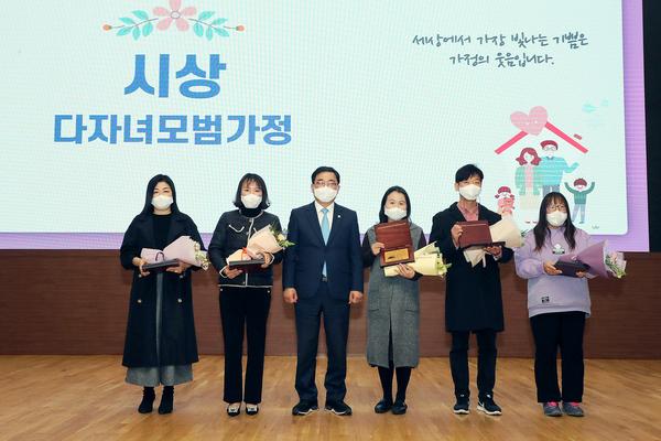 창원시, &lsquo;아이키우기 행복한 도시 만들기 온라인서포터즈 발대식&rsquo; 개최 창원시, ‘아이키우기 행복한 도시 만들기 온라인서포터즈 발대식’ 개최 (여성가족과) (2).jpg