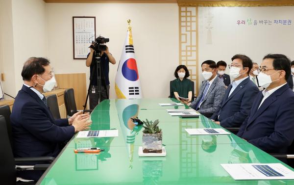 &lsquo;진해항 관리권 등 5건 106개 특례&rsquo; 자치분권위 본회의 통과&hellip; 특례시 이양 결정 (7월 자치분권위원장 건의) ‘진해항 관리권 등 5건 106개 특례’ 자치분권위 본회의 통과… 특례시 이양 결정 (7월 자치분권위원장 건의) (2).jpg