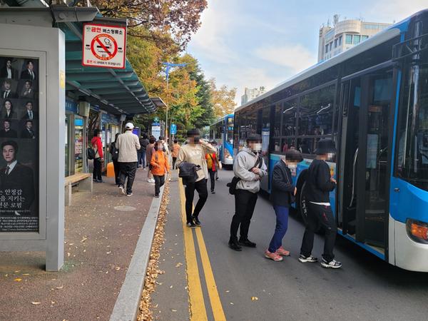 창원시, 버스정류장 &lsquo;안전승차 안내방송&rsquo; 승객 안전 확보창원시, 버스정류장 ‘안전승차 안내방송’ 승객 안전 확보 (신교통추진단) (1).jpg