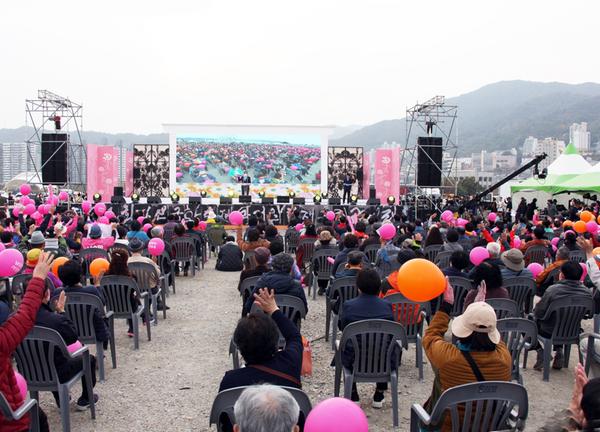 창원시, 마산국화축제 성황리에 폐막&hellip;원도심 축제 특수, 지역경제 유발효과 180억 원창원시, 마산국화축제 성황리에 폐막…원도심 축제 특수, 지역경제 유발효과 180억 원 (1).jpg