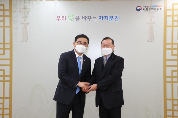 허성무 창원시장, 김순은 자치분권위원장 만나 특례사무 이양 지속적 관심 당부허성무 창원시장, 김순은 자치분권위원장 만나 특례사무 이양 지속적 관심 당부 (특례시출범준비단) (1).jpg