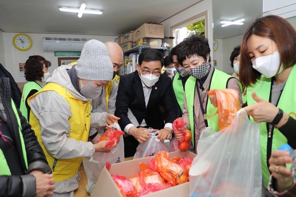 (사)경남안전문화시민연대 창원시지부, 마산역서&lsquo;사랑의 빵&rsquo;나눔 봉사활동(사)경남안전문화시민연대 창원시지부, 마산역서‘사랑의 빵’나눔 봉사활동 (사회복지과) (4).jpg