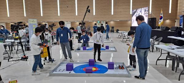 창원 전국지능로봇경진대회 과학인재 열기 가득창원 전국지능로봇경진대회 과학인재 열기 가득 (신성장산업과) (2).jpg