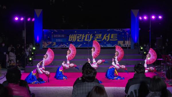 창원시립합창단, 마린애시앙아파트서 세 번째 베란다콘서트 열어창원시립합창단, 마린애시앙아파트서 세 번째 베란다콘서트 열어 (문화예술과) (2).jpg
