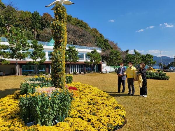 창원시, 돝섬유원지 내 국화작품 등 사전점검창원시, 돝섬유원지 내 국화작품 등 사전점검.jpg