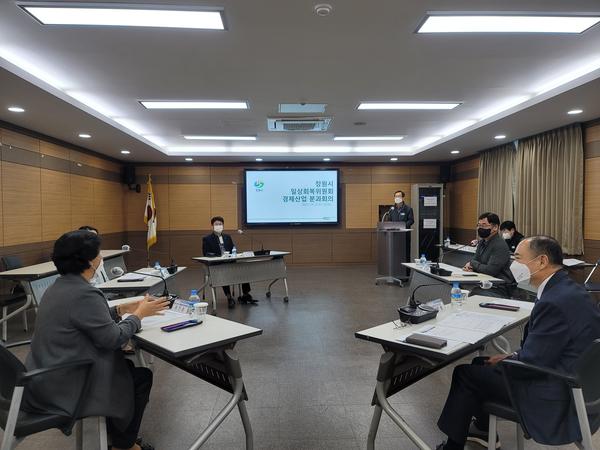 창원시일상회복위원회 경제&middot;산업 분과위원회 회의 열려창원시일상회복위원회 경제·산업 분과위원회 회의 열려.jpg