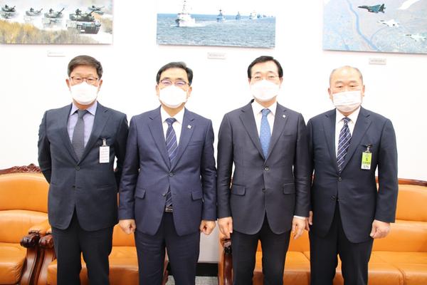 허성무 창원시장, 국방위원장에 K2전차 4차양산 관련 건의문 전달 허성무 창원시장, 국방위원장에 K2전차 4차양산 관련 건의문 전달 (전략산업과) (1).jpg