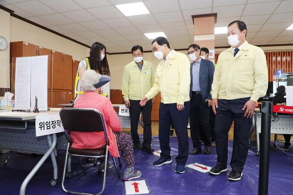 허성무 창원시장, 진해구 찾아 추석 민생 탐방 이어가허성무 창원시장, 진해구 찾아 추석 민생 탐방 이어가 (자치행정과) (3).jpg