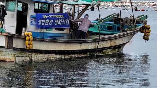 창원시, 연안통발 도다리협회 등 어업인단체와 해양쓰레기 수거 창원시, 연안통발 도다리협회 등 어업인단체와 해양쓰레기 수거 (수산과).jpg