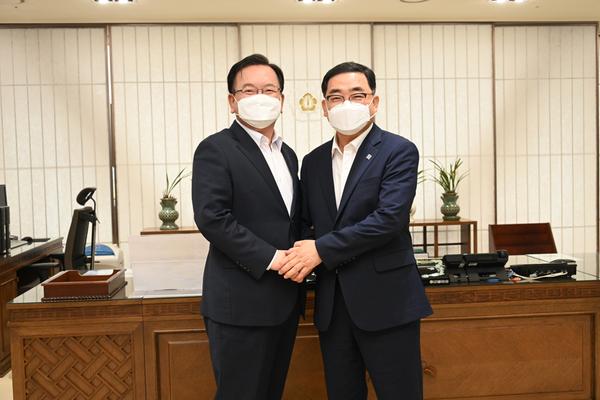 허성무 창원시장, 국무총리 만나&lsquo;실질적 특례권한 확보&rsquo;,&lsquo;R&D 중심 2차 공공기관 창원 이전&rsquo;건의허성무 창원시장, 국무총리 만나‘실질적 특례권한 확보’,‘R&D 중심 2차 공공기관 창원 이전’건의 (기획관) (2).jpg