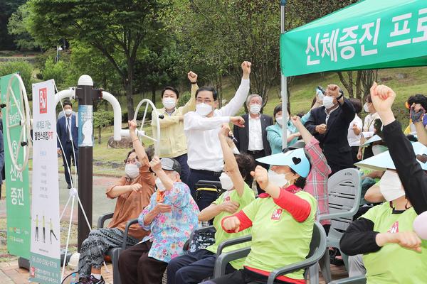 창원시, 반송공원에 &lsquo;도내 1호 어르신 여가그가 놀이터&rsquo; 개소 창원시, 반송공원에 ‘도내 1호 어르신 여가그가 놀이터’ 개소 (노인장애인과) (1).jpg