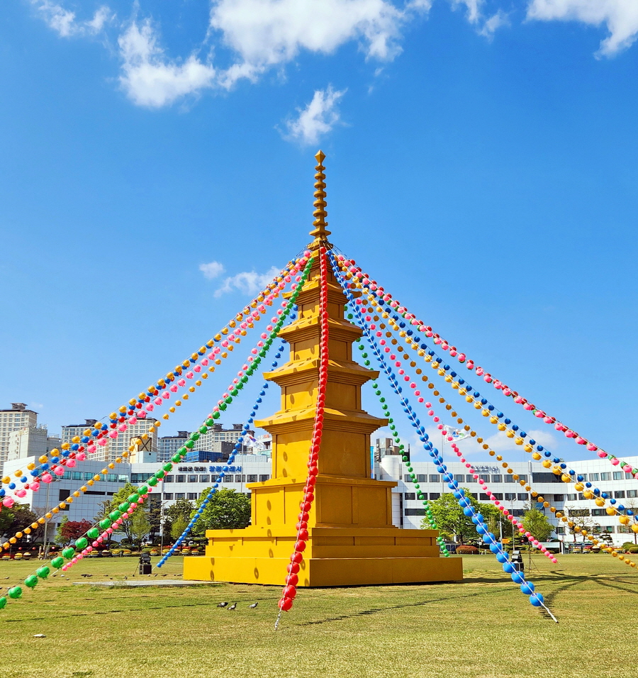 화보 - 창원광장에 세워진 부처님 오신 날 기념 봉축탑(연등)