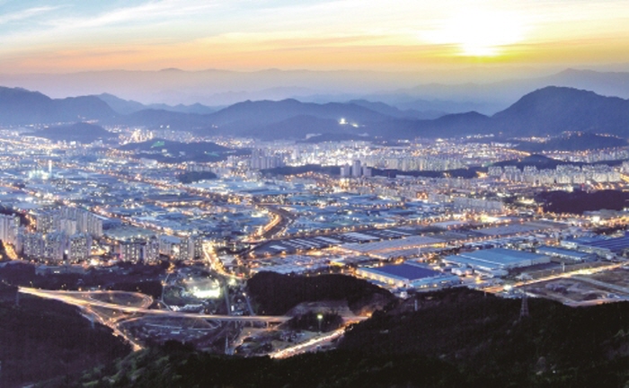 대한민국 경제 심장인 창원국가산업단지가 산업통상자원부, 문화체육관광부, 국토교통부에서 공동 주관한 ‘2025년 문화선도산단’ 공모에 최종 선정됐다. 창원국가산단의 문화선도산단 선정은 창원특례시와 경상남도, 한국산업단지공단 경남지역본부, 창원상공회의소, 지역 국회의원, 참여기업 등이 힘을 모아 이뤄낸 값진 성과다. 