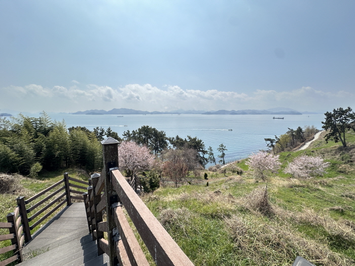 [원더풀창원-창원의 봄, 섬② 실리도·원전 벌바위 둘레길] 쪽빛 바다, 붉은 노을··· 걸어서 섬 한 바퀴