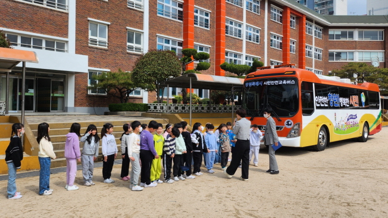 어린이 교통안전 지키는 버스 달린다 