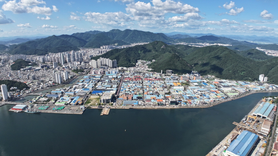 마산자유무역지역 국가산업단지가 지난 15일 국토교통부와 산업통상부가 주관하는 ‘2026년도 노후거점산단 경쟁력 강화 사업지구’로 최종 지정ㆍ고시됐다. 지난해 5월 후보지에 선정된 후 약 1년 만에 거둔 성과다. 이번 최종 사업 지구 지정은 마산자유무역지역 혁신을 본격화하는 계기가 될 것으로 기대된다.